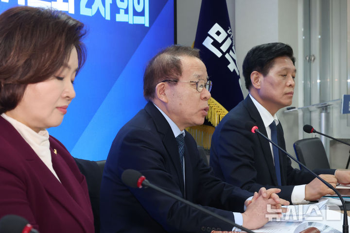 [서울=뉴시스] 권창회 기자 = 김이수 더불어민주당 공천관리위원장이 23일 오전 서울 영등포구 더불어민주당 당사에서 열린 중앙당공천관리위원회 2차 회의에서 발언하고 있다. 2026.02.23. kch0523@newsis.com