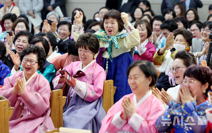 [서울=뉴시스] 김진아 기자 = 23일 서울 마포구 신촌감리교회에서 열린 일성여자중학교 졸업식에서 졸업생들이 선생님들의 축하공연을 보며 활짝 웃고 있다. 2026.02.23. bluesoda@newsis.com