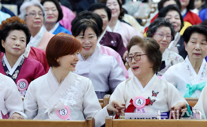 [서울=뉴시스] 김진아 기자 = 23일 서울 마포구 신촌감리교회에서 열린 일성여자중학교 졸업식에서 졸업생들이 축하공연을 보며 활짝 웃고 있다. 2026.02.23. bluesoda@newsis.com