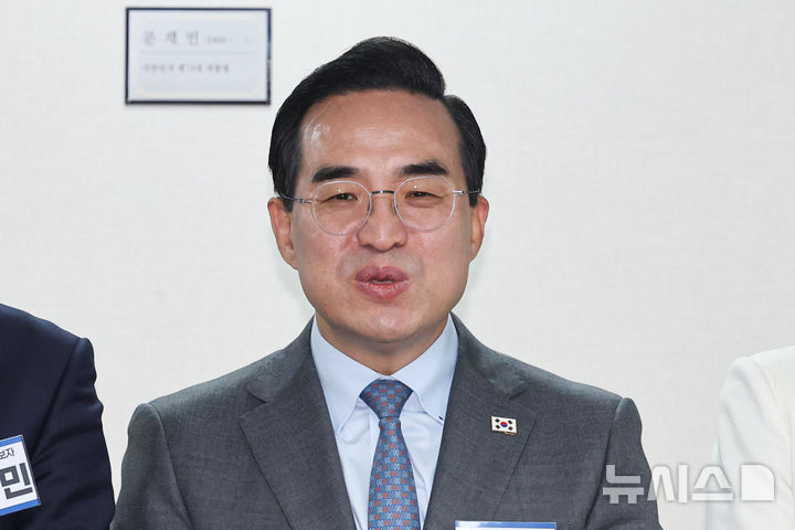 [서울=뉴시스] 권창회 기자 = 박홍근 더불어민주당 서울시장 후보가 23일 오전 서울 영등포구 더불어민주당 당사에서 열린 중앙당공천관리위원회 2차 회의 및 광역단체장 후보자 면접에서 각오를 밝히고 있다. 2026.02.23. kch0523@newsis.com