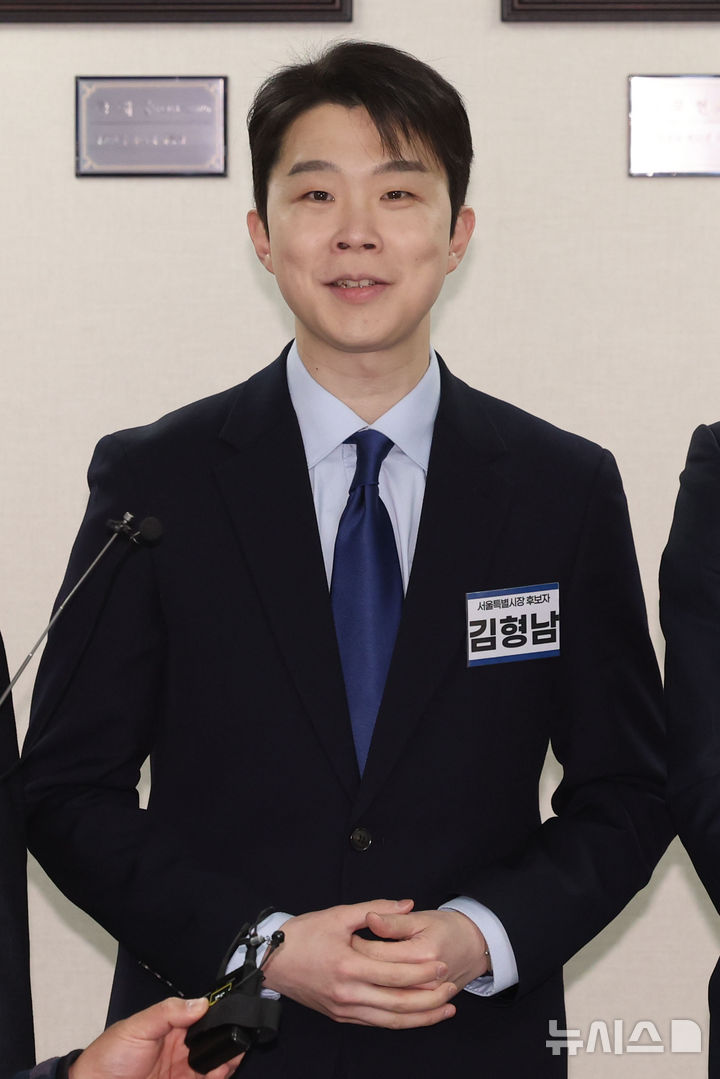 [서울=뉴시스] 권창회 기자 = 김형남 더불어민주당 서울시장 후보가 23일 오전 서울 영등포구 더불어민주당 당사에서 열린 중앙당공천관리위원회 2차 회의 및 광역단체장 후보자 면접에서 각오를 밝히고 있다. 2026.02.23. kch0523@newsis.com