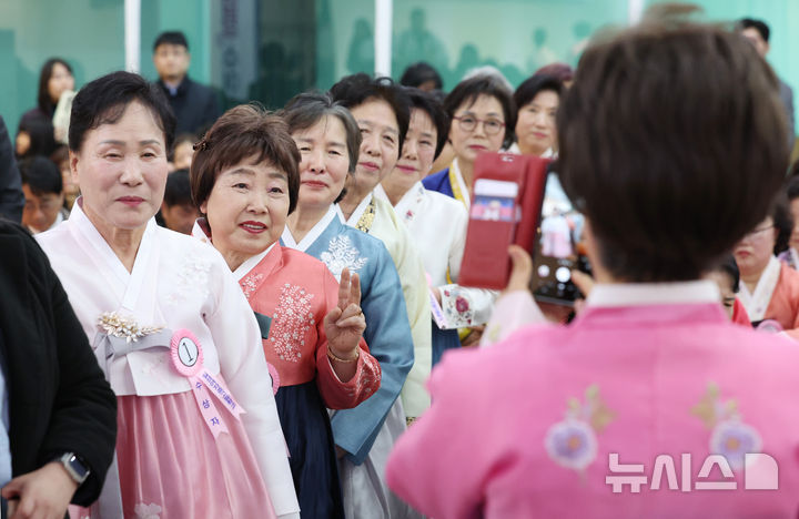 [서울=뉴시스] 김진아 기자 = 23일 서울 마포구 신촌감리교회에서 열린 일성여자중학교 졸업식에서 졸업생들이 사진을 찍고 있다. 2026.02.23. bluesoda@newsis.com
