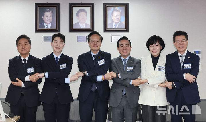 [서울=뉴시스] 권창회 기자 = 23일 오전 서울 영등포구 더불어민주당 당사에서 열린 중앙당공천관리위원회 2차 회의 및 광역단체장 후보자 면접에서 서울시장 후보들이 손을 맞잡고 기념촬영을 하고 있다. 왼쪽부터 김영배 의원, 김형남 전 군인권센터 사무국장, 박주민·박홍근·전현희 의원, 정원오 성동구청장. 2026.02.23. kch0523@newsis.com