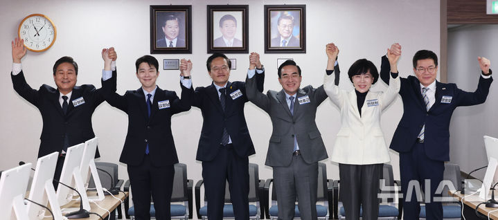[서울=뉴시스] 권창회 기자 = 23일 오전 서울 영등포구 더불어민주당 당사에서 열린 중앙당공천관리위원회 2차 회의 및 광역단체장 후보자 면접에서 서울시장 후보들이 손을 맞잡고 기념촬영을 하고 있다.왼쪽부터 김영배 의원, 김형남 전 군인권센터 사무국장, 박주민·박홍근·전현희 의원, 정원오 성동구청장. 2026.02.23. kch0523@newsis.com