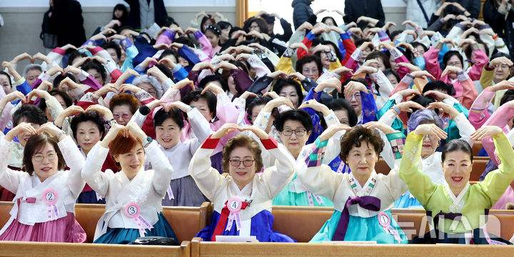 꿈 이룬 만학도들의 졸업식 [뉴시스Pic]