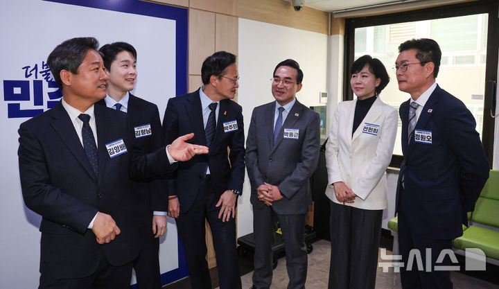 [서울=뉴시스] 권창회 기자 = 23일 오전 서울 영등포구 더불어민주당 당사에서 열린 중앙당공천관리위원회 2차 회의 및 광역단체장 후보자 면접에서 서울시장 후보들이 대기하며 대화를 나누고 있다.왼쪽부터 김영배 의원, 김형남 전 군인권센터 사무국장, 박주민·박홍근·전현희 의원, 정원오 성동구청장. 2026.02.23. kch0523@newsis.com