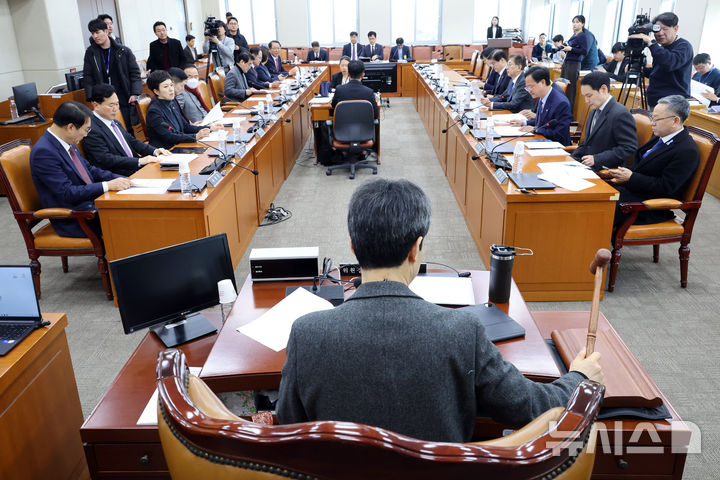 [서울=뉴시스] 김금보 기자 = 윤건영 국회 정치개혁특별위원회 법안심사제1소위원회 위원장이 23일 오후 서울 여의도 국회에서 열린 전체회의에서 의사봉을 두드리고 있다. 2026.02.23. kgb@newsis.com