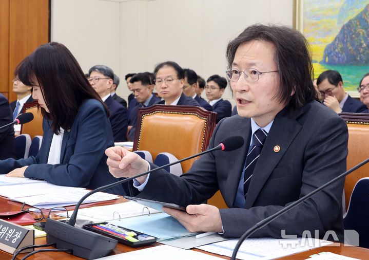 [서울=뉴시스] 김금보 기자 = 주병기 공정거래위원회 위원장이 23일 오후 서울 여의도 국회에서 열린 정무위원회 전체회의에서 이인영 더불어민주당 의원 질의에 답변을 하고 있다. 2026.02.23. kgb@newsis.com