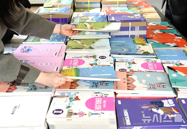 [수원=뉴시스] 김종택 기자 = 신학기를 앞둔 2월 23일 경기 수원시 삼일공업고등학교에서 학교 교직원들이 과목별 교과서 수량 확인과 배부 작업을 하고 있다. 2026.02.23. jtk@newsis.com