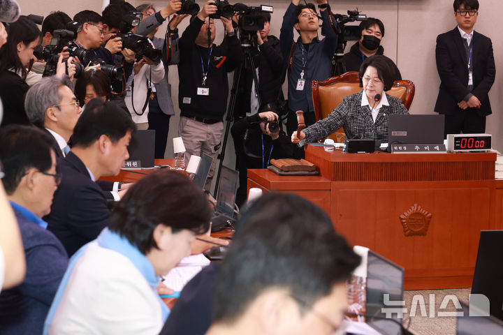 [서울=뉴시스] 고승민 기자 = 추미애 국회 법사위원장이 23일 서울 여의도 국회에서 열린 법제사법위원회 전체회의를 주재하고 있다. 2026.02.23. kkssmm99@newsis.com