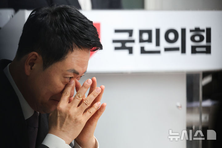 [서울=뉴시스] 권창회 기자 = 장동혁 국민의힘 대표가 23일 서울 여의도 국민의힘 당사에서 열린 제9회 전국동시지방선거 중앙당 공천관리위원회 공천 혁신 서약식에서 생각에 잠겨있다. 2026.02.23. kch0523@newsis.com