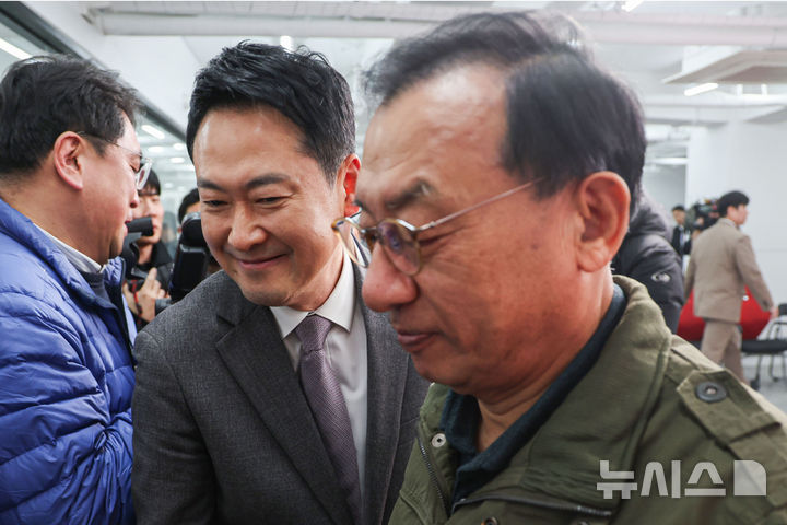 [서울=뉴시스] 권창회 기자 = 장동혁 국민의힘 대표와 이정현 공천관리위원장이 23일 서울 여의도 국민의힘 당사에서 열린 제9회 전국동시지방선거 중앙당 공천관리위원회 공천 혁신 서약식을 마치고 인사하고 있다. 2026.02.23. kch0523@newsis.com