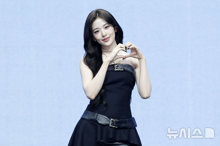 [서울=뉴시스] 김혜진 기자 = 그룹 아이브 안유진이 23일 오후 서울 광진구 광장동 예스24라이브홀에서 열린 아이브 정규 2집 '리바이브 플러스(REVIVE+)' 발매 기념 쇼케이스에서 포즈를 취하고 있다. 2026.02.23. jini@newsis.com