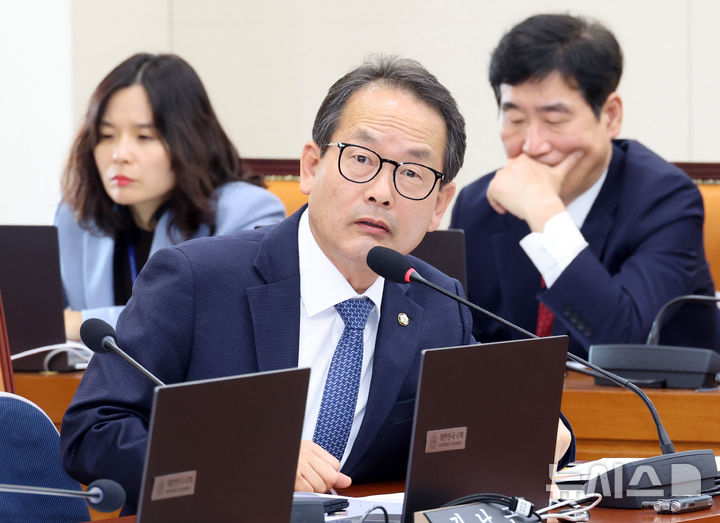 [서울=뉴시스] 김금보 기자 = 강준현 국회 정무위원회 더불어민주당 간사가 23일 오후 서울 여의도 국회에서 열린 전체회의에서 국무위원들에게 질의를 하고 있다. 2026.02.23. kgb@newsis.com