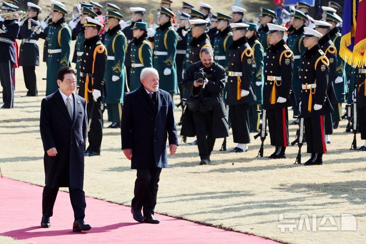 [서울=뉴시스] 최동준 기자 = 이재명 대통령과 브라질 루이스 이나시우 룰라 다 시우바 대통령이 23일 청와대에서 열린 공식 환영식에서 의장대를 사열하고 있다. 2026.02.23. photocdj@newsis.com