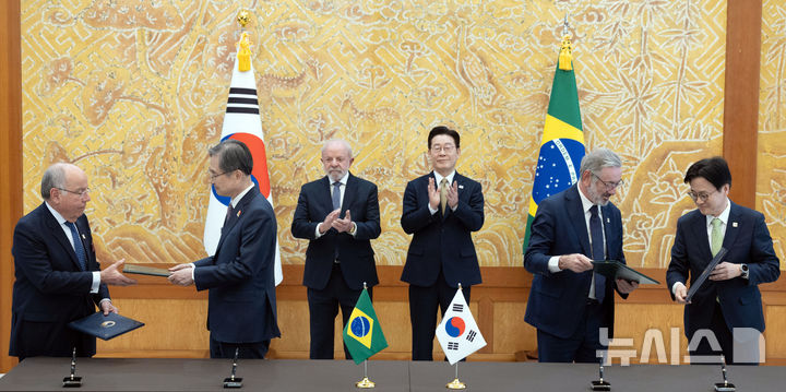 [서울=뉴시스] 최동준 기자 = 조현 외교부 장관과 김정관 산업통상부 장관, 마우루 비에이라 브라질 외교부 장관, 마르시우 엘리아스 호쟈 개발산업상공서비스부 차관이 23일 청와대에서 이재명 대통령과 브라질 루이스 이나시우 룰라 다 시우바 대통령이 임석한 가운데 통상·생산 통합 협약을 체결한 뒤 악수하고 있다. 2026.02.23. photocdj@newsis.com