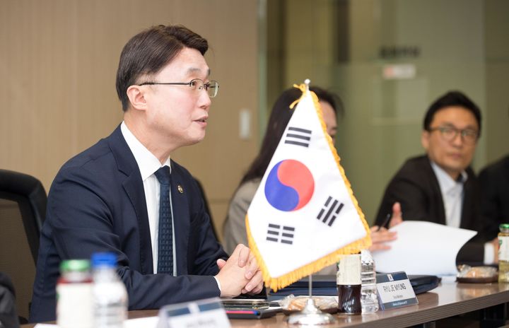 [서울=뉴시스] 류제명 과학기술정보통신부 제2차관이 23일 오후 서울 종로구 광화문교보빌딩 국가과학기술자문회의에서 마이클 니드햄 미국 국무부 고문과 면담하고 있다. (사진=과학기술정보통신부 제공) 2026.02.23. photo@newsis.com *재판매 및 DB 금지