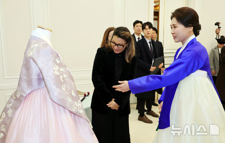 [서울=뉴시스] 최동준 기자 = 김혜경 여사가 23일 청와대에서 루이스 이나시우 룰라 다시우바 브라질 대통령 부인 잔자 룰라 다 시우바 여사에게 한복을 선물하고 있다. 2026.02.23. photocdj@newsis.com