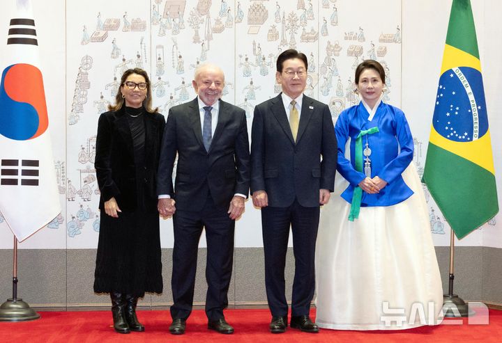 [서울=뉴시스] 최동준 기자 = 이재명 대통령과 김혜경 여사가 23일 청와대에서 국빈 방한한 브라질 루이스 이나시우 룰라 다 시우바 대통령, 부인 잔자 룰라 다 시우바 여사와 기념촬영을 하고 있다. 2026.02.23. photocdj@newsis.com