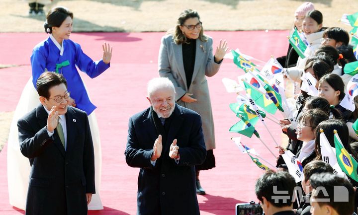 [서울=뉴시스] 최동준 기자 = 이재명 대통령과 브라질 루이스 이나시우 룰라 다 시우바 대통령이 23일 청와대에서 열린 공식 환영식에서 어린이들과 인사하고 있다. 2026.02.23. photocdj@newsis.com