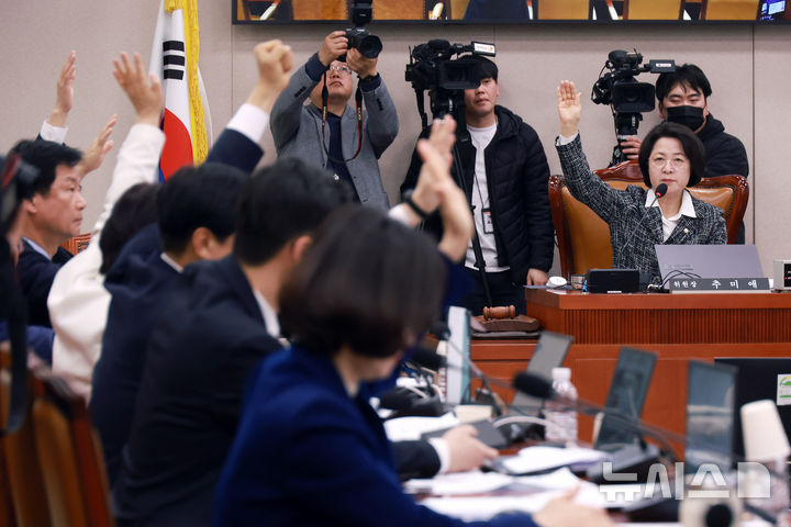 [서울=뉴시스] 고승민 기자 = 추미애 국회 법사위원장과 더불어민주당 등 의원들이 23일 서울 여의도 국회에서 열린 법제사법위원회 전체회의에서 안건 거수 표결에서 찬성표를 던지고 있다. 2026.02.23. kkssmm99@newsis.com
