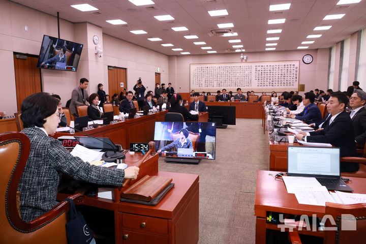 [서울=뉴시스] 고승민 기자 = 추미애 국회 법사위원장이 23일 서울 여의도 국회에서 열린 법제사법위원회 전체회의에서 의사봉을 두드리고 있다. 2026.02.23. kkssmm99@newsis.com