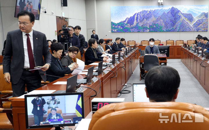 [서울=뉴시스] 조성봉 기자 = 유상범 국회 운영위 국민의힘 간사가 23일 오후 서울 여의도 국회에서 열린 운영위원회 전체회의에서 '일방적인 의사일정 변경'에 항의하며 퇴장하고 있다. 2026.02.23. suncho21@newsis.com