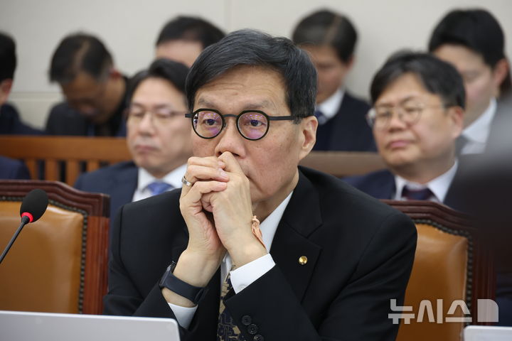 [서울=뉴시스] 조성봉 기자 = 이창용 한국은행 총재가 23일 오후 서울 여의도 국회에서 열린 재정경제기획위원회에 전체회의에서 잠시 생각에 잠겨 있다. 2026.02.23. suncho21@newsis.com