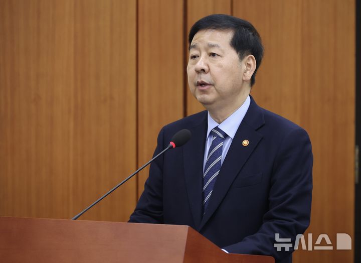 [서울=뉴시스] 조성봉 기자 = 구윤철 부총리 겸 재정경제부 장관이 23일 오후 서울 여의도 국회에서 열린 재정경제기획위원회에 전체회의에서 업무 보고를 하고 있다. 2026.02.23. suncho21@newsis.com