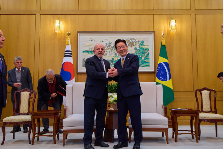 [서울=뉴시스] 최동준 기자 = 사진은 이재명 대통령과 브라질 루이스 이나시우 룰라 다 시우바 대통령이 23일 청와대에서 한-브라질 소인수 정상회담 기념촬영을 하고 있는 모습. (사진=청와대 제공) 2026.02.23. photo@newsis.com *재판매 및 DB 금지