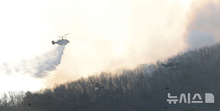 [울산=뉴시스] 배병수 기자 = 23일 오후 울산 울주군 청량읍 삼정리 노방산에서 산불이 발생해 소방헬기가 진화작업을 하고 있다. 2026.02.23. bbs@newsis.com.