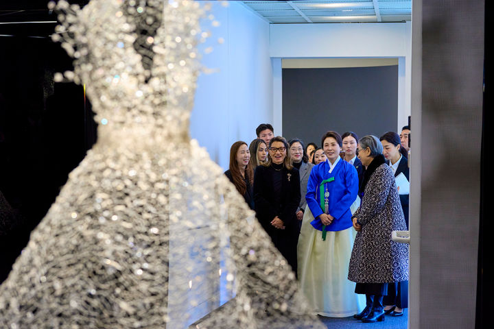 [서울=뉴시스] 최동준 기자 = 김혜경 여사와 브라질 루이스 이나시우 룰라 다 시우바 대통령의 부인 잔자 룰라 다 시우바 여사가 23일 서울 종로구 서울공예박물관을 방문해 '패션아트' 금기숙 작가의 특별전을 관람하고 있다. (사진=청와대 제공) 2026.02.23. photo@newsis.com *재판매 및 DB 금지