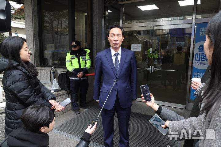 [서울=뉴시스] 조성봉 기자 = 6·3 지방선거 강원도지사에 도전하는 우상호 전 대통령실 정무수석이 지난 23일 오후 서울 영등포구 더불어민주당 당사에서 열린 중앙당공천관리위원회 2차 회의 및 광역단체장 후보자 면접에 앞서 소감을 밝히고 있다. 2026.02.23. suncho21@newsis.com