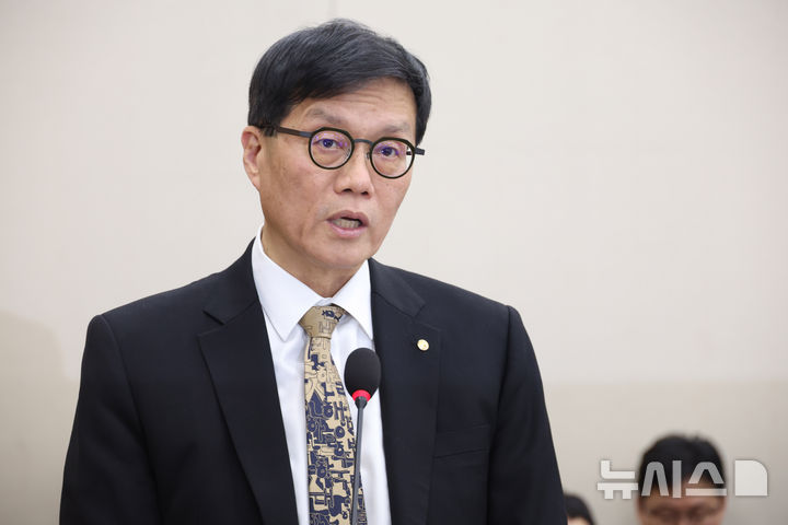 [서울=뉴시스] 조성봉 기자 = 이창용 한국은행 총재가 지난 23일 오후 서울 여의도 국회에서 열린 재정경제기획위원회에 전체회의에서 의원 질의에 답변하고 있다. 2026.02.23. suncho21@newsis.com