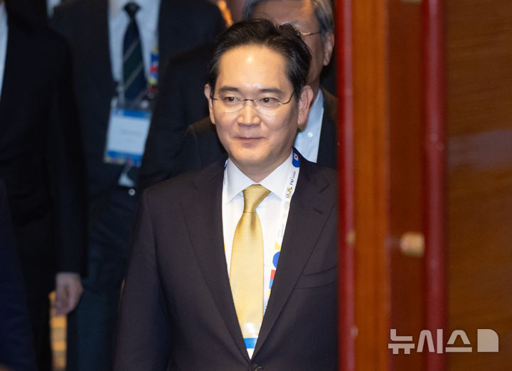 [서울=뉴시스] 황준선 기자 = 국민연금공단이 삼성물산과 제일모직의 합병으로 피해를 봤다며 이재용 삼성전자 회장 등을 상대로 제기한 손해배상 청구 소송이 19일 시작됐다. 사진은 지난달 23일 서울 중구 롯데호텔에서 열린 한국·브라질 비즈니스 포럼에 참석하는 이 회장. 2026.03.19. hwang@newsis.com