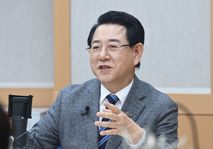 [광주=뉴시스] 변재훈 기자 = 사상 첫 전남광주통합특별시장을 뽑는 6·3지방선거에 출사표를 낸 김영록 전남도지사가 23일 오후 전남광주통합특별시장 출마예정자 초청 릴레이 인터뷰에서 질문에 답하고 있다. 2026.02.23. (사진=뉴시스DB) photo@newsis.com *재판매 및 DB 금지