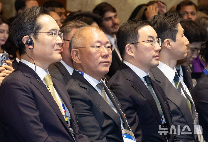 [서울=뉴시스] 황준선 기자 = 이재용(왼쪽부터) 삼성전자 회장, 정의선 현대자동차그룹 회장, 구광모 LG그룹 회장, 정기선 HD현대 회장이 23일 서울 중구 롯데호텔에서 열린 한국·브라질 비즈니스 포럼에 참석해 있다. 2026.02.23. hwang@newsis.com