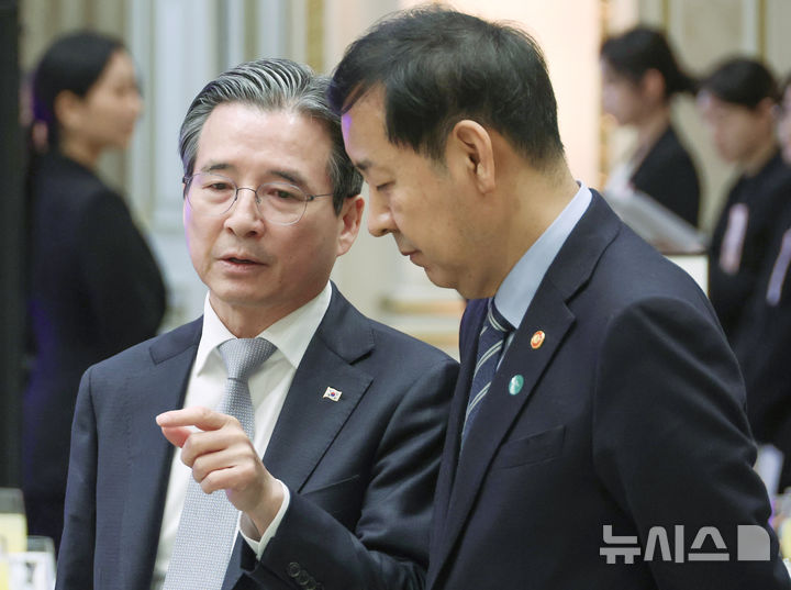 [서울=뉴시스] 최동준 기자 = 구윤철 경제부총리 겸 재정경제부 장관과 김용범 정책실장이 23일 청와대에서 열린 브라질 루이스 이나시우 룰라 다 시우바 대통령 국빈 방한 환영 만찬에서 대화하고 있다. (청와대통신사진기자단) 2026.02.22. photocdj@newsis.com