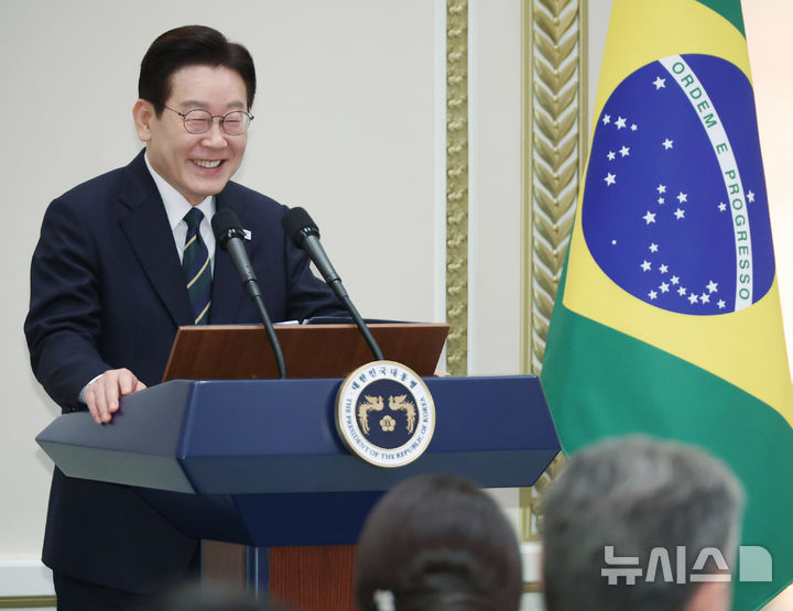 [서울=뉴시스] 최동준 기자 = 이재명 대통령이 23일 청와대에서 열린 브라질 루이스 이나시우 룰라 다 시우바 대통령 국빈 방한 환영 만찬에서 만찬사를 하고 있다. (청와대통신사진기자단) 2026.02.22. photocdj@newsis.com