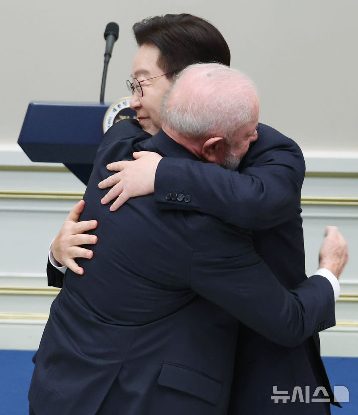 [서울=뉴시스] 최동준 기자 = 이재명 대통령과 브라질 루이스 이나시우 룰라 다 시우바 대통령이 23일 청와대에서 열린 국빈 방한 환영 만찬에서 악수하고 있다. (청와대통신사진기자단) 2026.02.22. photocdj@newsis.com