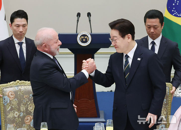 [서울=뉴시스] 최동준 기자 = 이재명 대통령이 23일 청와대에서 열린 브라질 루이스 이나시우 룰라 다 시우바 대통령 국빈 방한 환영 만찬에서 룰라 대통령의 답사를 들은 뒤 손을 맞잡고 있다. (청와대통신사진기자단) 2026.02.22. photocdj@newsis.com
