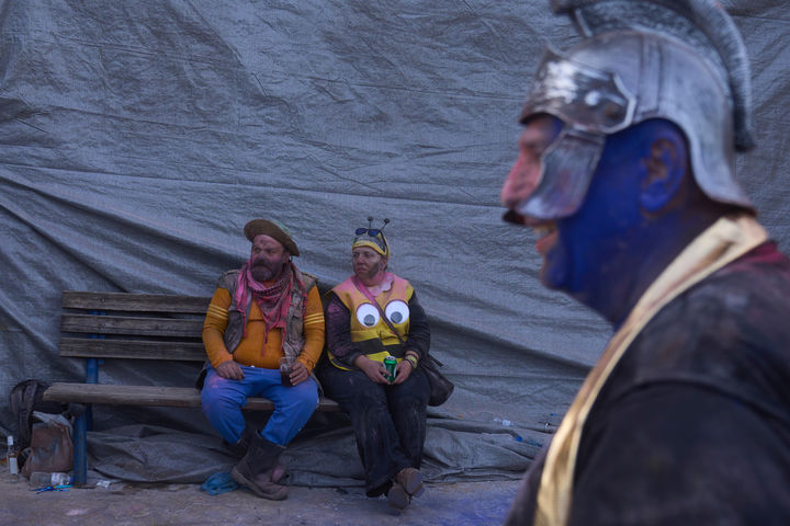 [갈락시디=AP/뉴시스] 23일(현지 시간) 그리스 갈락시디에서 사순절 시작을 알리는 ‘클린 먼데이’를 맞아 카니발 시즌의 끝을 기념하는 연례 밀가루 전쟁 축제가 열리고 있다. 밀가루 전쟁 참가자들은 독특한 복장과 보호 장구를 착용한 채 색색의 밀가루를 서로에게 뿌리며 이날을 즐긴다. 2026.02.24.