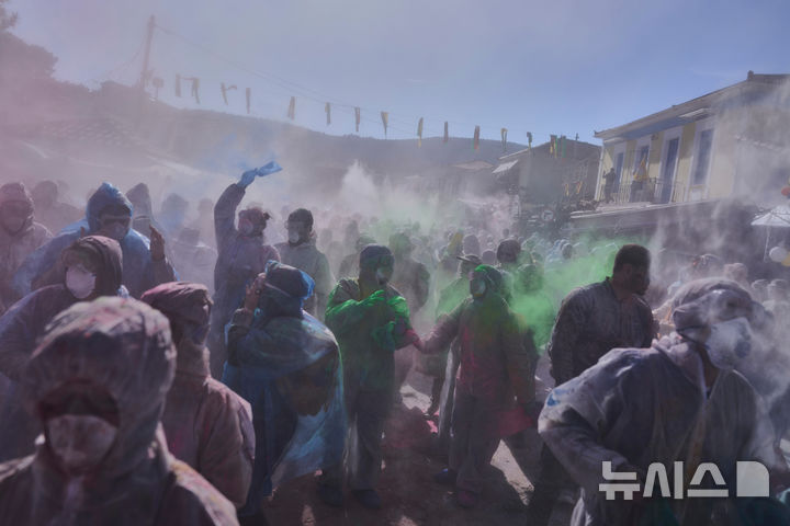 [갈락시디=AP/뉴시스] 23일(현지 시간) 그리스 갈락시디에서 사순절 시작을 알리는 ‘클린 먼데이’를 맞아 카니발 시즌의 끝을 기념하는 연례 밀가루 전쟁 축제가 열려 참가자들이 색색의 밀가루를 맞으며 즐거워하고 있다. 밀가루 전쟁 참가자들은 독특한 복장과 보호 장구를 착용한 채 색색의 밀가루를 서로에게 뿌리며 이날을 즐긴다. 2026.02.24.