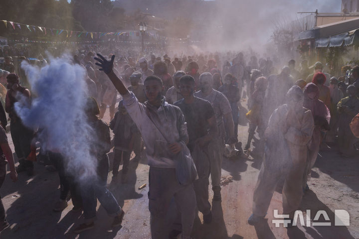[갈락시디=AP/뉴시스] 23일(현지 시간) 그리스 갈락시디에서 사순절 시작을 알리는 ‘클린 먼데이’를 맞아 카니발 시즌의 끝을 기념하는 연례 밀가루 전쟁 축제가 열려 참가자들이 색색의 밀가루를 맞으며 즐거워하고 있다. 밀가루 전쟁 참가자들은 독특한 복장과 보호 장구를 착용한 채 색색의 밀가루를 서로에게 뿌리며 이날을 즐긴다. 2026.02.24.