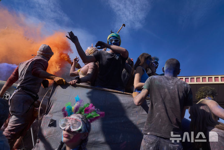 [갈락시디=AP/뉴시스] 23일(현지 시간) 그리스 갈락시디에서 사순절 시작을 알리는 ‘클린 먼데이’를 맞아 카니발 시즌의 끝을 기념하는 연례 밀가루 전쟁 축제가 열려 참가자들이 색색의 밀가루를 맞으며 즐거워하고 있다. 밀가루 전쟁 참가자들은 독특한 복장과 보호 장구를 착용한 채 색색의 밀가루를 서로에게 뿌리며 이날을 즐긴다. 2026.02.24.