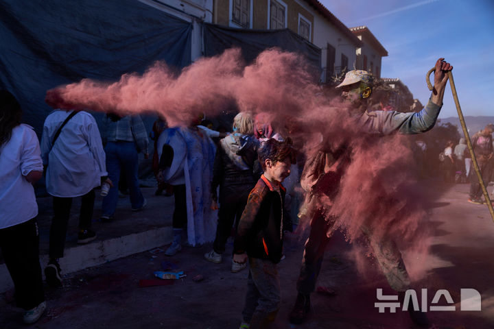 [갈락시디=AP/뉴시스] 23일(현지 시간) 그리스 갈락시디에서 사순절 시작을 알리는 ‘클린 먼데이’를 맞아 카니발 시즌의 끝을 기념하는 연례 밀가루 전쟁 축제가 열려 참가자들이 색색의 밀가루를 맞으며 즐거워하고 있다. 밀가루 전쟁 참가자들은 독특한 복장과 보호 장구를 착용한 채 색색의 밀가루를 서로에게 뿌리며 이날을 즐긴다. 2026.02.24.