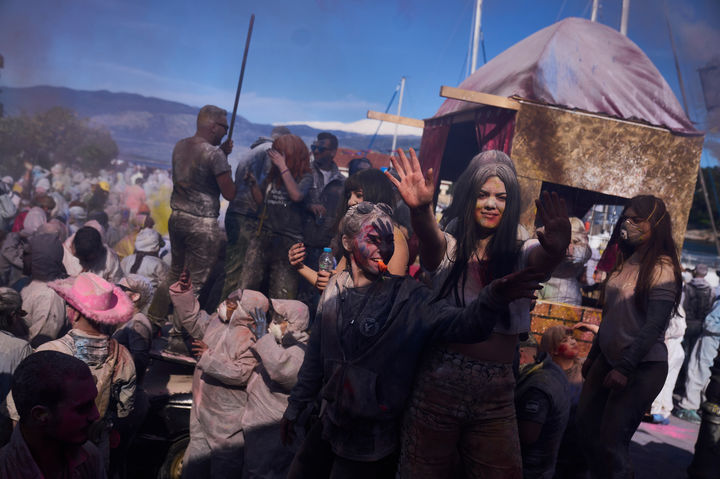 [갈락시디=AP/뉴시스] 23일(현지 시간) 그리스 갈락시디에서 사순절 시작을 알리는 ‘클린 먼데이’를 맞아 카니발 시즌의 끝을 기념하는 연례 밀가루 전쟁 축제가 열려 참가자들이 색색의 밀가루를 뿌리고 있다. 밀가루 전쟁 참가자들은 독특한 복장과 보호 장구를 착용한 채 색색의 밀가루를 서로에게 뿌리며 이날을 즐긴다. 2026.02.24.