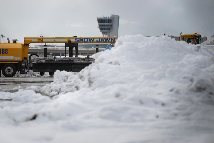 [필라델피아=AP/뉴시스] 23일(현지 시간) 미국 필라델피아 국제공항에서 관계자들이 제설 작업하고 있다. 미 북동부 지역에 폭설과 강풍을 동반한 겨울 폭풍으로 주요 도시 공항 운영이 중단되고 도로 교통이 마비됐다. 2026.02.24.