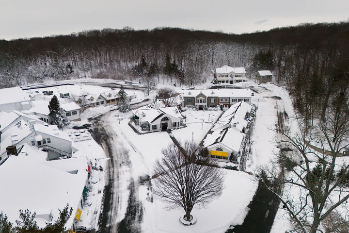 [뉴욕=AP/뉴시스] 23일(현지 시간) 미국 뉴욕 스토니브룩의 한 쇼핑센터가 눈으로 뒤덮여 있다. 미 북동부 지역에 폭설과 강풍을 동반한 겨울 폭풍으로 주요 도시 공항 운영이 중단되고 도로 교통이 마비됐다. 2026.02.24.