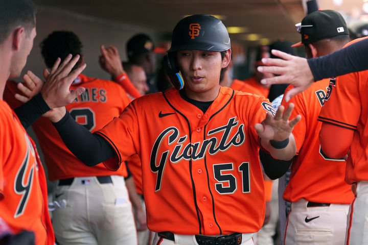 [스코츠데일=AP/뉴시스] 샌프란시스코 자이언츠의 이정후가 23일(현지 시간) 미 애리조나주 스코츠데일 스타디움에서 열린 애슬레틱스와 시범 경기 4회 말 안타 후 득점해 더그아웃 환영을 받고 있다. 2026.02.24.
